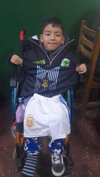 Entrega de conjuntos deportivos a sociedad de fomento en Rafael Calzada